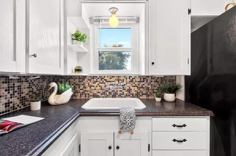 Kitchen - 12591261 Magnolia Ave, Redding, CA 96001 photo 3 of 6