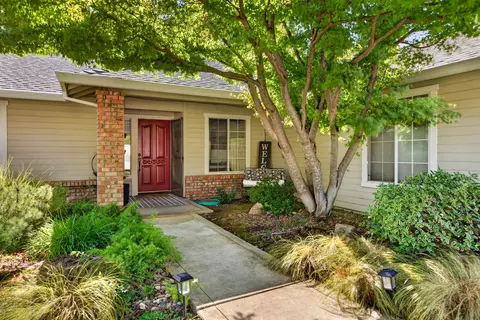 2211 Wicklow St, Redding, CA 96001