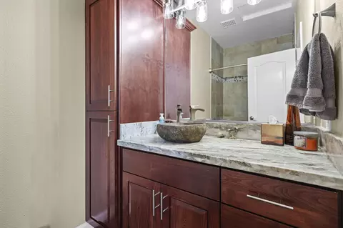 Bath - 724 Oakhurst Trl, Redding, CA 96003 photo 6 of 6