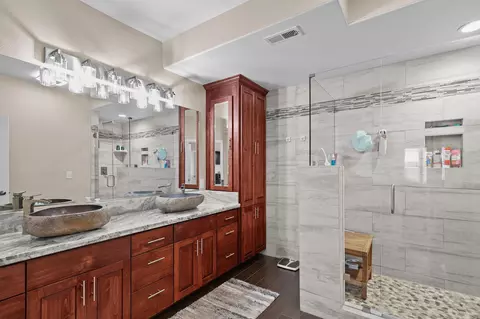 Bath - 724 Oakhurst Trl, Redding, CA 96003 photo 1 of 6