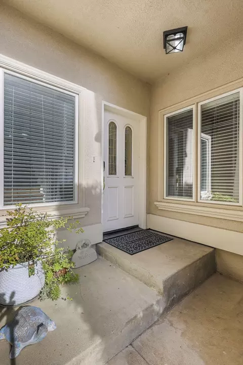 Entry Way - 724 Oakhurst Trl, Redding, CA 96003 photo 1 of 5