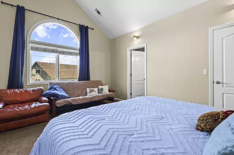 Bedroom - 724 Oakhurst Trl, Redding, CA 96003 photo 5 of 6