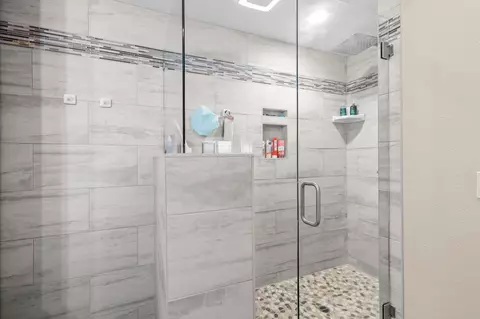 Bath - 724 Oakhurst Trl, Redding, CA 96003 photo 3 of 6