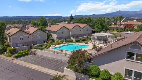 View/Area - 724 Oakhurst Trl, Redding, CA 96003 photo 2 of 4