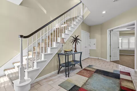 Entry Way - 724 Oakhurst Trl, Redding, CA 96003 photo 2 of 5