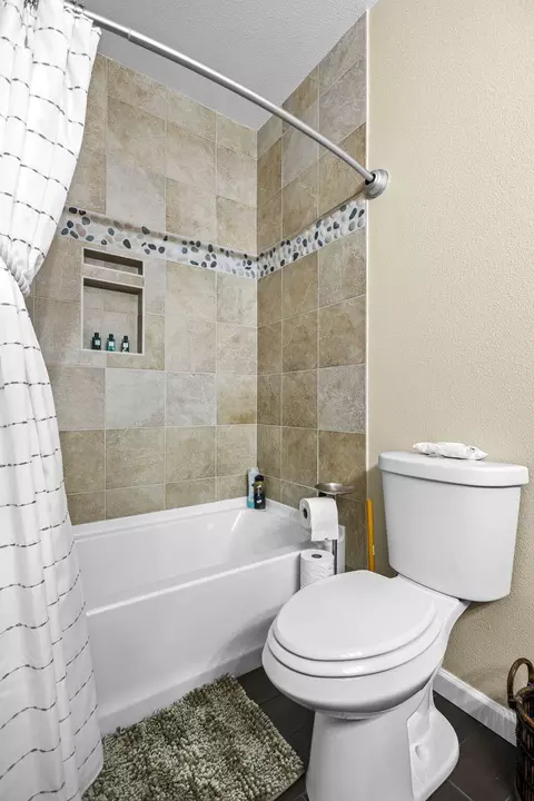 Bath - 724 Oakhurst Trl, Redding, CA 96003 photo 5 of 6