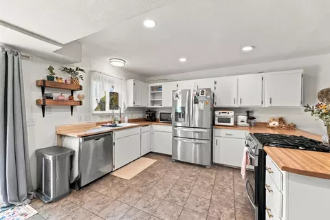 Kitchen - 2205 Jessica Way, Redding, CA 96002 photo 3 of 5