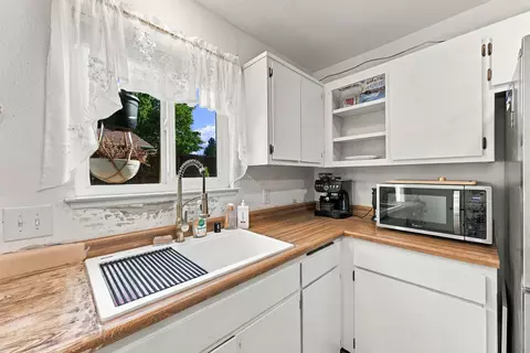 Kitchen - 2205 Jessica Way, Redding, CA 96002 photo 5 of 5