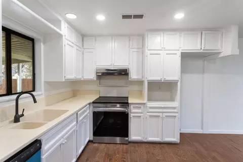 Kitchen - 19233 W Niles Ln, Redding, CA 96002 photo 3 of 4