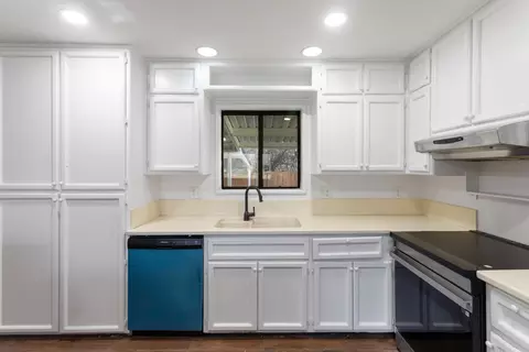 Kitchen - 19233 W Niles Ln, Redding, CA 96002 photo 4 of 4
