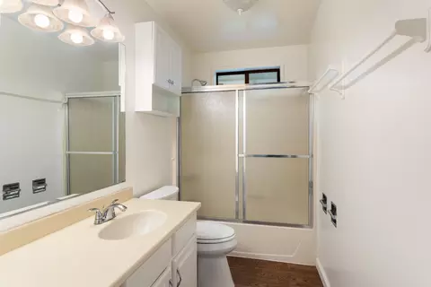 Bath - 19233 W Niles Ln, Redding, CA 96002 photo 1 of 2
