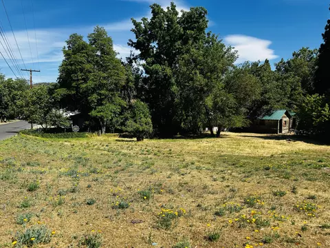 106 N West St, Yreka, CA 96097