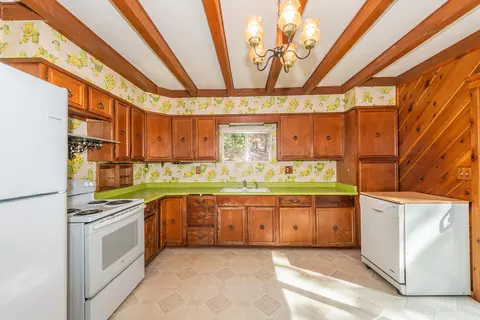 Kitchen - 100 Carr Pl, Lewiston, CA 96052 photo 2 of 5