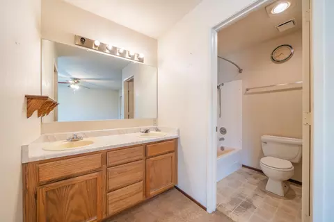 Bath - 3697 Wolverine Dr, Redding, CA 96001 photo 2 of 3