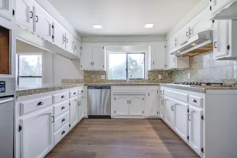 Kitchen - 8947 Olney Park Dr, Redding, CA 96001 photo 3 of 3