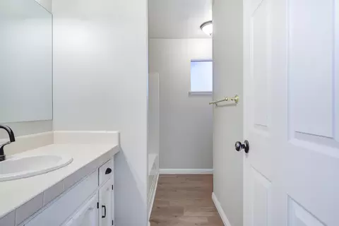 Bath - 8947 Olney Park Dr, Redding, CA 96001 photo 3 of 4