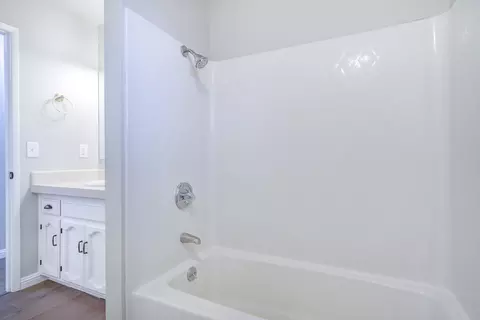 Bath - 8947 Olney Park Dr, Redding, CA 96001 photo 4 of 4
