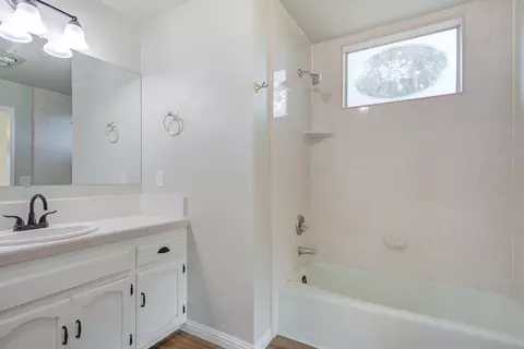 Bath - 8947 Olney Park Dr, Redding, CA 96001 photo 1 of 4