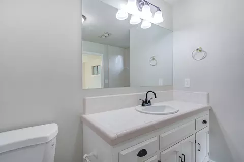 Bath - 8947 Olney Park Dr, Redding, CA 96001 photo 2 of 4