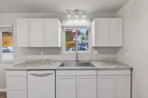 Kitchen - 2068 Solar Way, Redding, CA 96002 photo 2 of 4