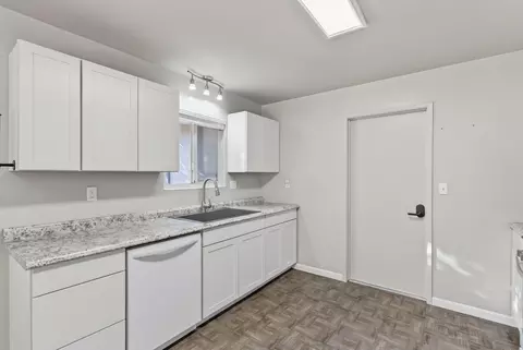 Kitchen - 2068 Solar Way, Redding, CA 96002 photo 4 of 4