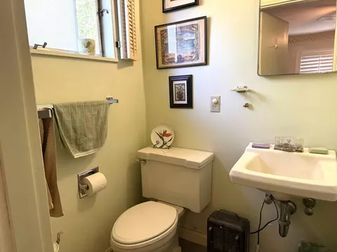 Bath - 918 Parsons Dr, Redding, CA 96002 photo 1 of 3