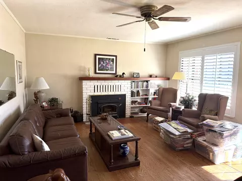 Living - 918 Parsons Dr, Redding, CA 96002 photo 1 of 3