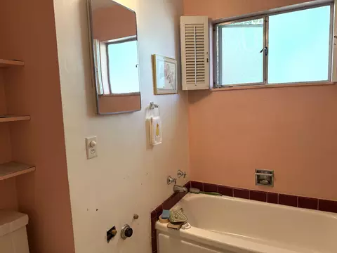Bath - 918 Parsons Dr, Redding, CA 96002 photo 3 of 3