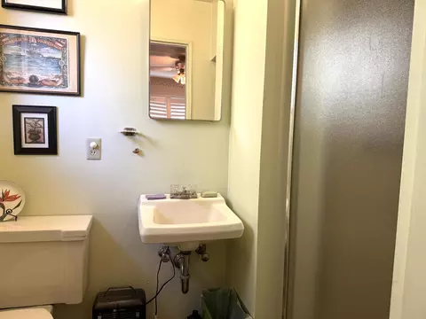 Bath - 918 Parsons Dr, Redding, CA 96002 photo 2 of 3