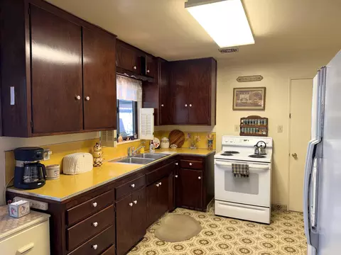 Kitchen - 918 Parsons Dr, Redding, CA 96002 photo 2 of 4