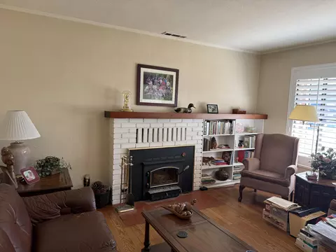 Living - 918 Parsons Dr, Redding, CA 96002 photo 2 of 3