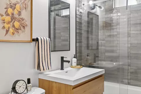 Bath - 2284 Paris Ave, Redding, CA 96001 photo 2 of 2