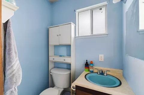 Bath - 1877 Wheeler St, Redding, CA 96002 photo 1 of 4