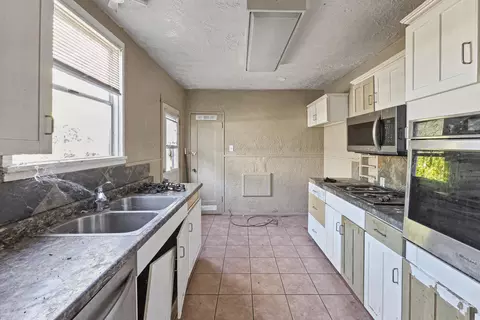 Kitchen - 1135 Olive Ave, Redding, CA 96001 photo 3 of 4