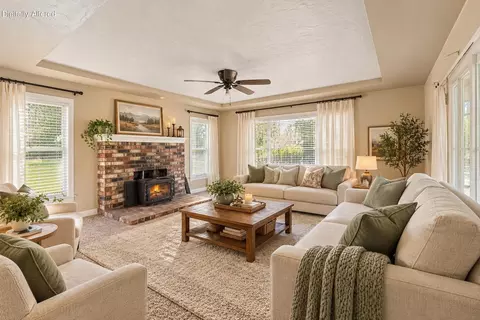 Living - 1135 Olive Ave, Redding, CA 96001 photo 4 of 5