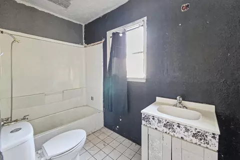 Bath - 1135 Olive Ave, Redding, CA 96001 photo 1 of 2
