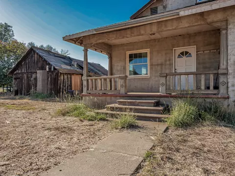 Exterior - 5924 Deschutes Rd, Anderson, CA 96007 photo 2 of 4