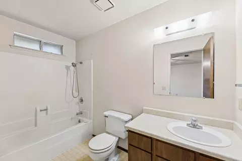 Bath - 1761 Hawthorne Ct, Redding, CA 96002 photo 1 of 2
