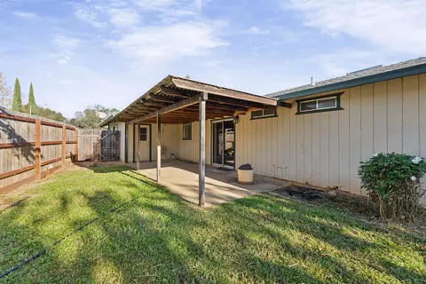 Exterior - 1761 Hawthorne Ct, Redding, CA 96002 photo 3 of 9