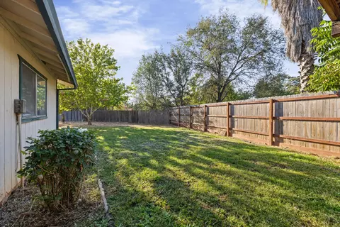 Exterior - 1761 Hawthorne Ct, Redding, CA 96002 photo 6 of 9