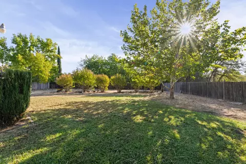Exterior - 1761 Hawthorne Ct, Redding, CA 96002 photo 4 of 9
