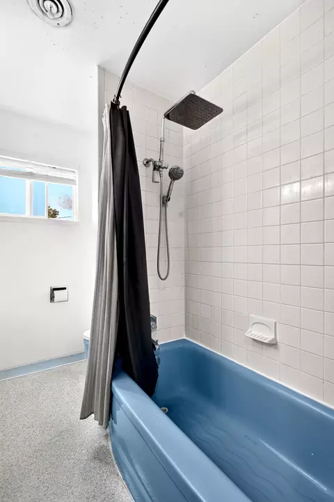 Bath - 2146 Westwood Ave, Redding, CA 96001 photo 3 of 3