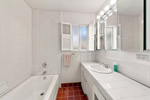 Bath - 4601 Alta Mesa Dr, Redding, CA 96002 photo 3 of 6