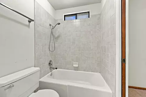 Bath - 1224 Hawthorne Ave, Redding, CA 96002 photo 2 of 4