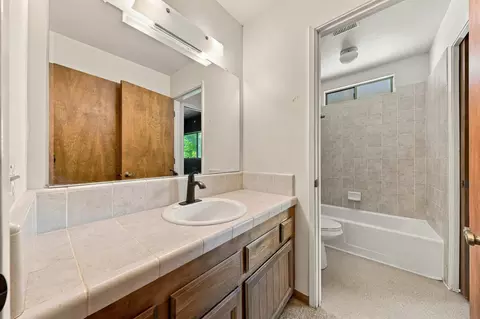 Bath - 1224 Hawthorne Ave, Redding, CA 96002 photo 3 of 4