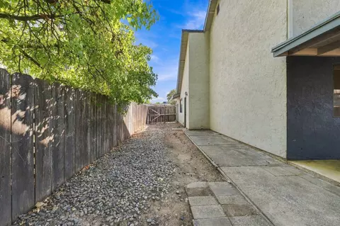 Exterior - 1224 Hawthorne Ave, Redding, CA 96002 photo 9 of 10
