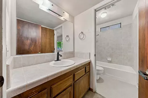 Bath - 1224 Hawthorne Ave, Redding, CA 96002 photo 1 of 4