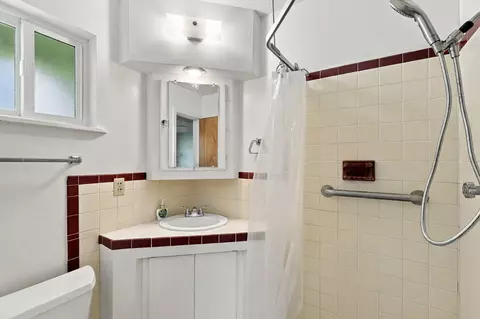 Bath - 19002 W Niles Ln, Redding, CA 96002 photo 1 of 4