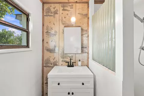 Bath - 19002 W Niles Ln, Redding, CA 96002 photo 4 of 4