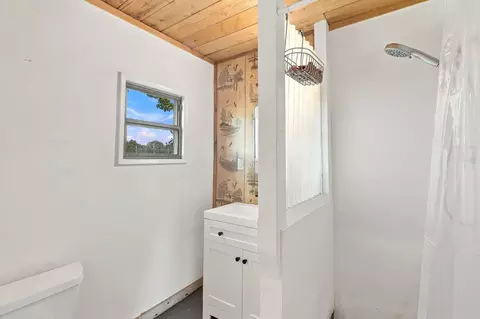 Bath - 19002 W Niles Ln, Redding, CA 96002 photo 3 of 4